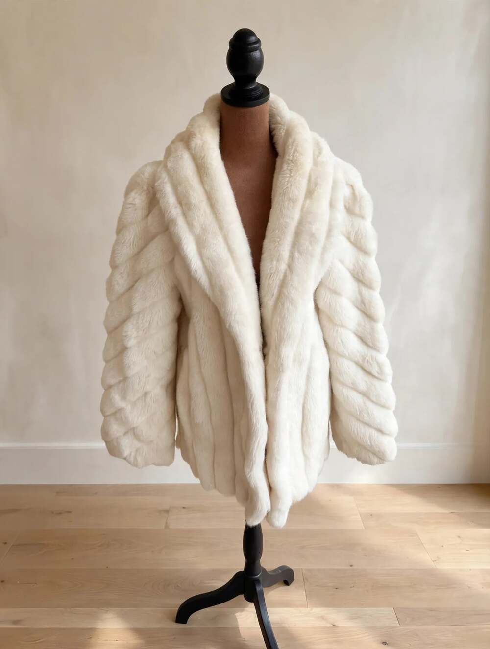VINTAGE 80s CREAM FAUX FUR CROPPED COAT Mob Wife Glam Old Money / Quiet Luxury